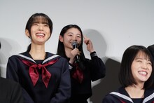 鈴川紗由（中央）