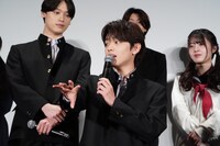 宮世琉弥（中央）