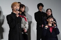 手前左から松井奏、堀未央奈