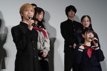 手前左から松井奏、堀未央奈