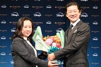 左からキャロル・チョイ、浅野忠信