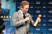 トロフィーを手にする西岡徳馬