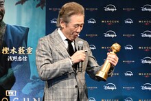 トロフィーを手にする西岡徳馬