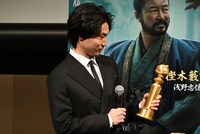 トロフィーを手にする金井浩人