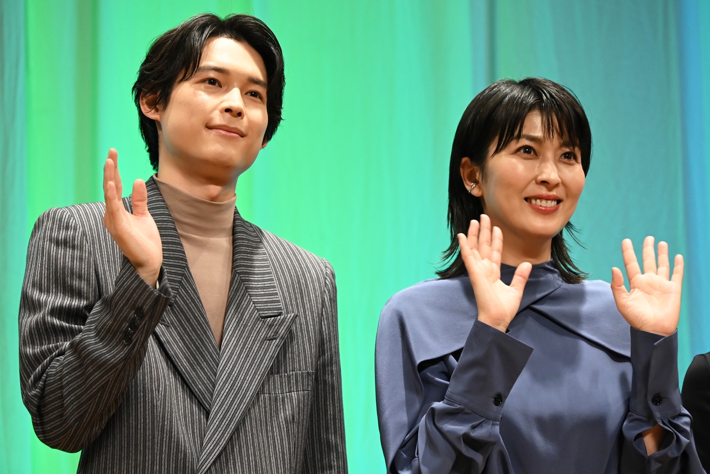 左から松村北斗、松たか子