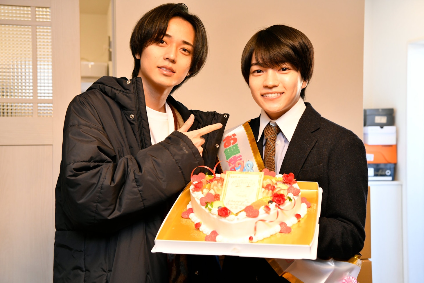 「御曹司に恋はムズすぎる」より、西畑大吾（右）の誕生日を祝った永瀬廉（左）