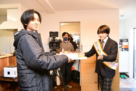 「御曹司に恋はムズすぎる」より、西畑大吾(右)の誕生日を永瀬廉(左)が祝う様子