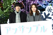 左から松村北斗、川口春奈