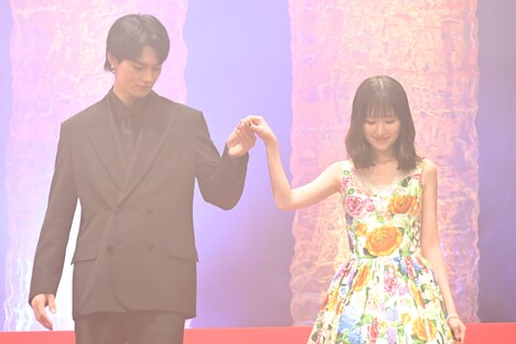 左から佐野勇斗、福本莉子