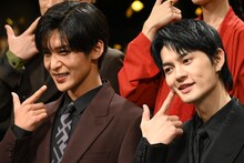 左から目黒蓮、佐野勇斗