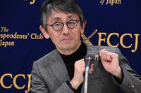 長塚京三からプレゼントされた象のアクセサリーを胸に付け登場した吉田大八。京三の「三」と「象」をかけているそう