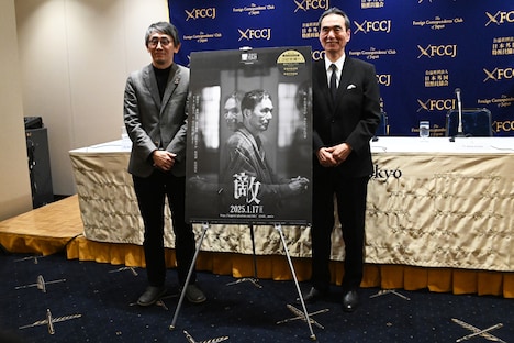 「敵」記者会見の様子。左から吉田大八、長塚京三