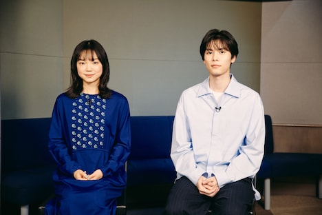 「花緑青が明ける日に」の声優を担った萩原利久（右）と古川琴音（左）