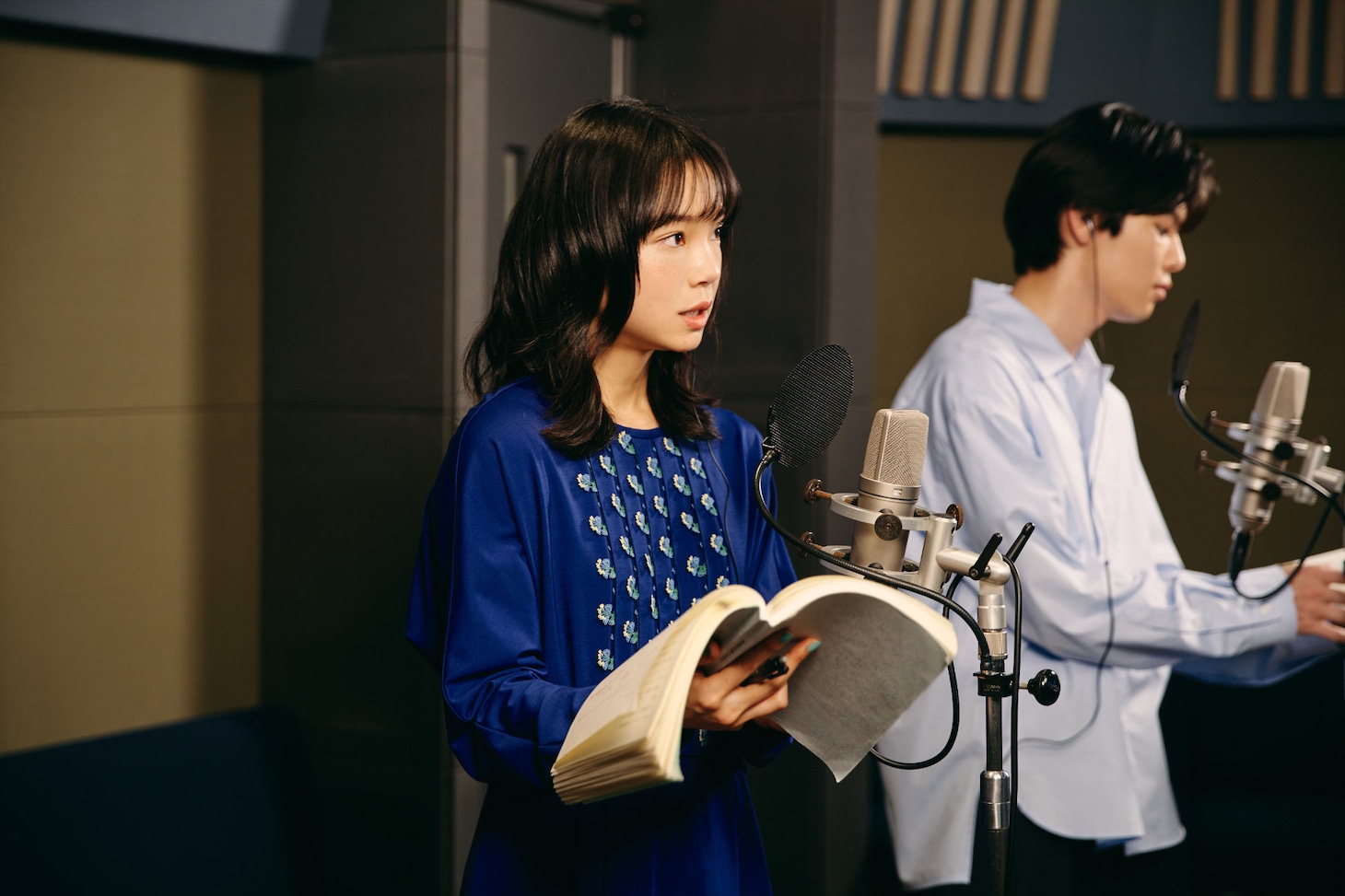 ダブル主演声優を務める古川琴音、萩原利久（左から）。