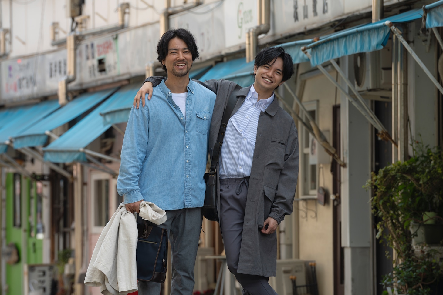 「知らないカノジョ」より、リク役の中島健人（右）と梶原役の桐谷健太（左）