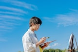 「海辺へ行く道」より、原田琥之佑演じる主人公の美術部員・奏介