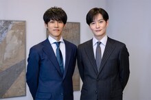 「御上先生」に出演する松坂桃李（左）と岡田将生（右）