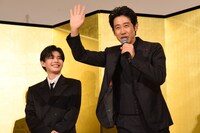 生中継先の観客に手を振る大泉洋（右）