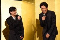 爆笑する大泉洋（右）と、笑顔の長尾謙杜（左）