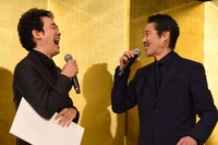 左から大泉洋、堤真一