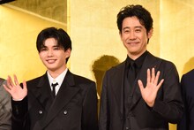 左から長尾謙杜、大泉洋