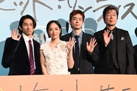 映画「サンセット・サンライズ」初日舞台挨拶の様子。左から三宅健、井上真央、菅田将暉、中村雅俊
