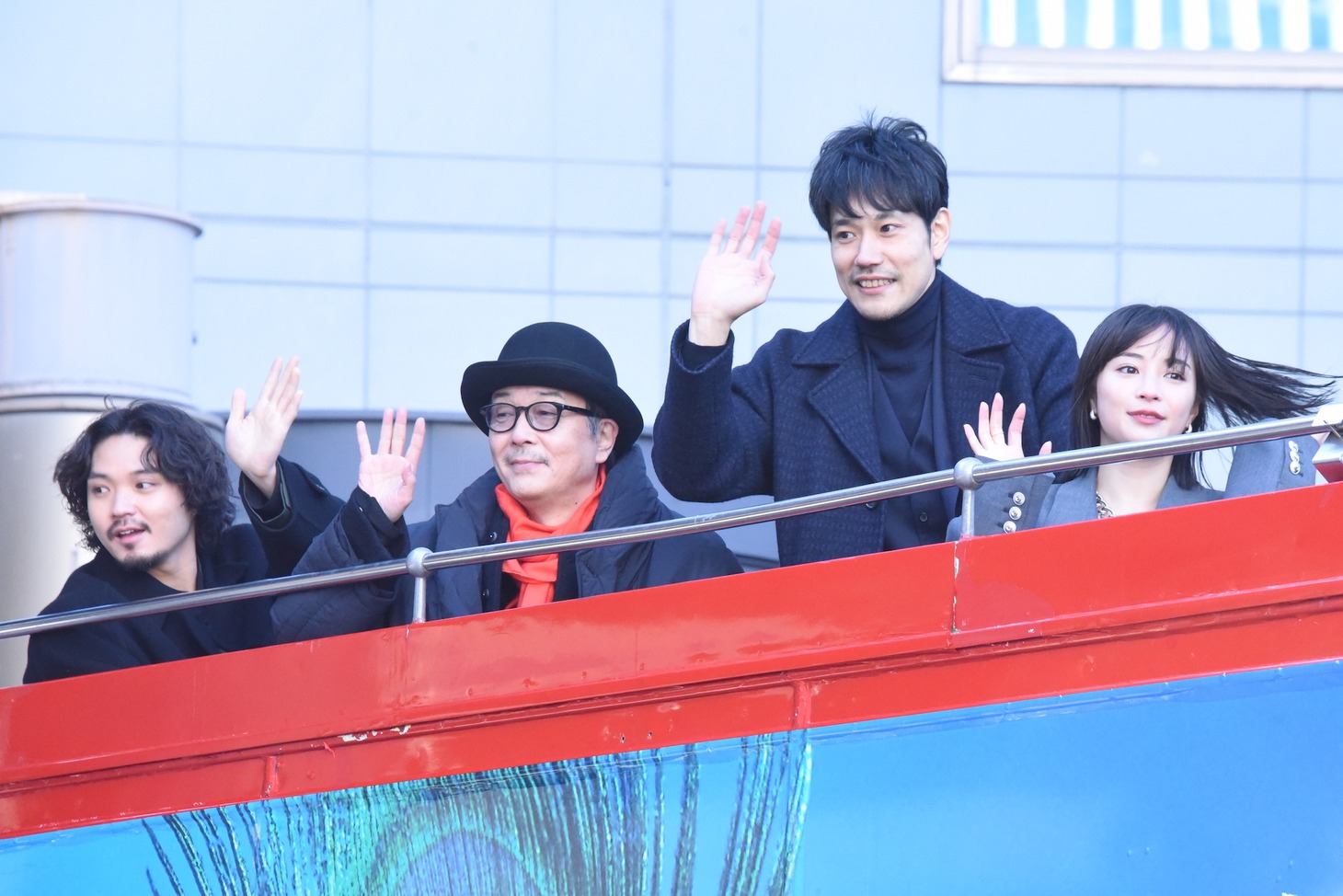ロンドンバスの2階から手を振る広瀬すずたち