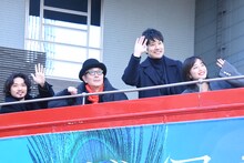 ロンドンバスの2階から手を振る広瀬すずたち