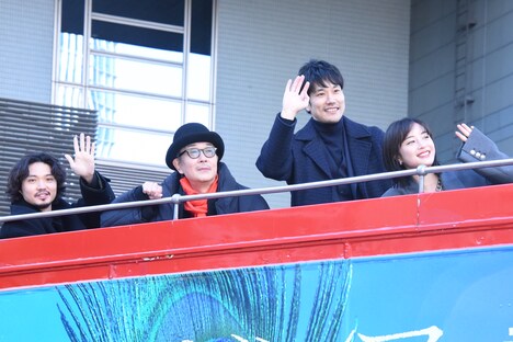ロンドンバスの2階から手を振る広瀬すずたち