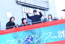 ロンドンバスの2階から手を振る広瀬すずたち