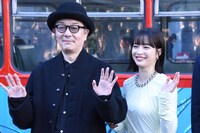 左からリリー・フランキー、広瀬すず