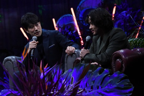 左から松山ケンイチ、磯村勇斗