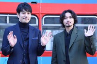 左から松山ケンイチ、磯村勇斗