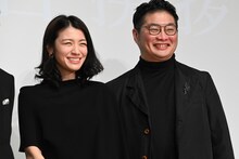 左から瀧内公美、松尾諭