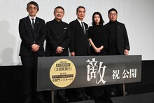 「敵」公開記念舞台挨拶の様子。左から吉田大八、松尾貴史、長塚京三、瀧内公美、松尾諭