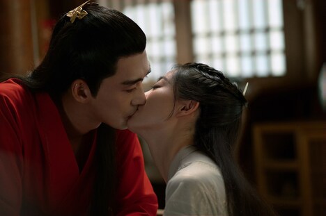 左からチャン・ハン（張翰）演じる君北月（くんほくげつ）、ジュー・シューダン（祝緒丹）演じる韓紫晴（かんしせい）