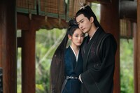 左からジュー・シューダン（祝緒丹）演じる韓紫晴（かんしせい）、チャン・ハン（張翰）演じる君北月（くんほくげつ）