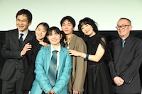 「港に灯がともる」公開記念舞台挨拶の様子。左から甲本雅裕、伊藤万理華、富田望生、青木柚、麻生祐未、安達もじり