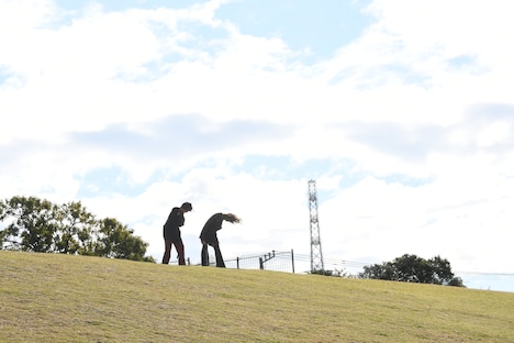 マリアがヘドバンの練習をするシーン