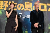 左から綾瀬はるか、クリス・サンダース