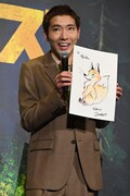 クリス・サンダースから贈られたイラストを手にする柄本佑