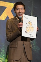 クリス・サンダースから贈られたイラストを手にする柄本佑