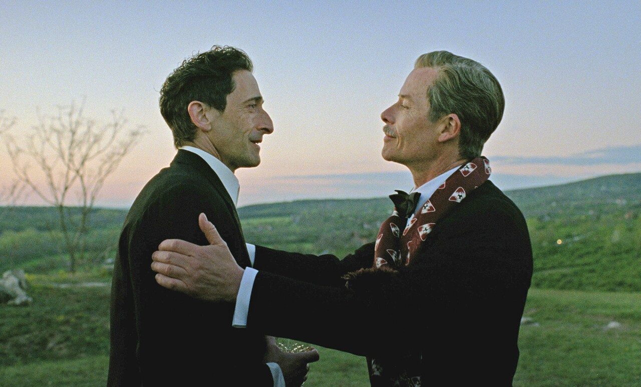 エイドリアン・ブロディ演じる建築家が新たな旅路へ進む「ブルータリスト」本編映像