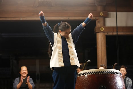 「雪の花 ―ともに在りて―」より、和太鼓演奏の撮影を終えてガッツポーズする芳根京子