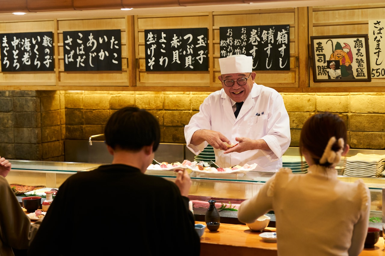 笑福亭鶴瓶＆重岡大毅が寿司の握り方を特訓「35年目のラブレター」メイキング映像
