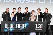 映画「BLUE FIGHT ～蒼き若者たちのブレイキングダウン～」完成披露試写会の様子。左から三池崇史、土屋アンナ、吉澤要人、木下暖日、篠田麻里子、GACKT、朝倉未来