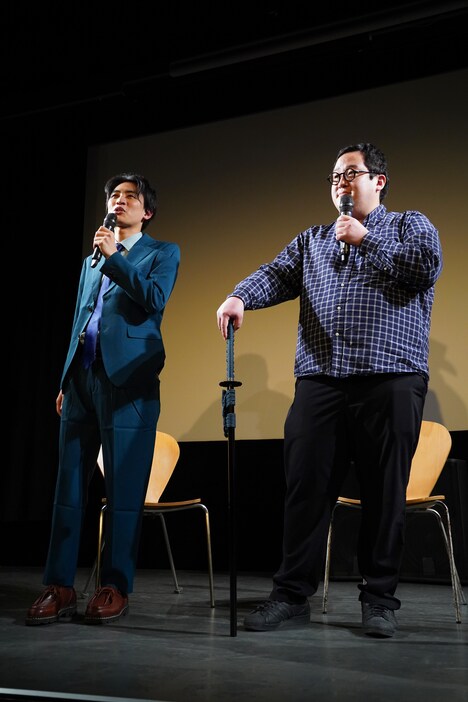 岐阜・関市にちなんで模造刀を持って登壇したぐんぴぃ(右)