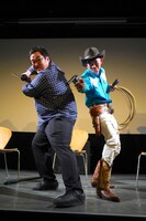 左からぐんぴぃ、八木順一朗