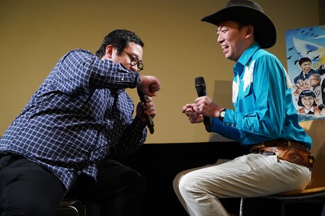 主演のオファーを受けた阿佐ヶ谷の焼き鳥屋の狭さを再現するぐんぴぃ(左)