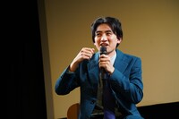 カメオ出演したシーンを再現する土岡哲朗